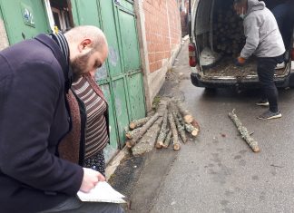 “Bereqeti” në Prishtinë shpërndan 50 metra dru për 25 familje skamnore