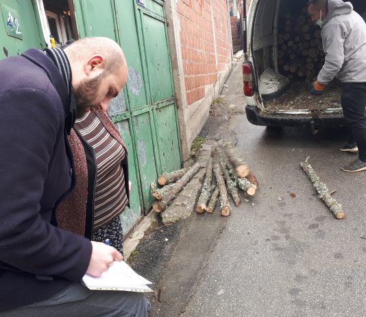 “Bereqeti” në Prishtinë shpërndan 50 metra dru për 25 familje skamnore